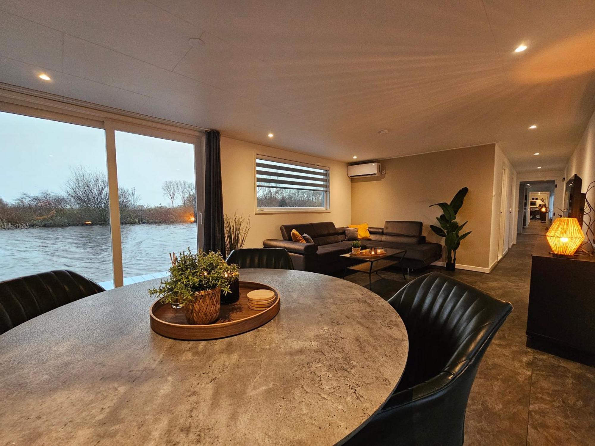 Luxe Woonboot In De Natuur Evt Met Console Bootje! Leeuwarden Luaran gambar